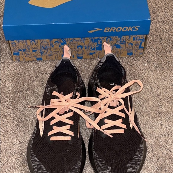 Womens Brooks size 6.5 - Picture 4 of 4